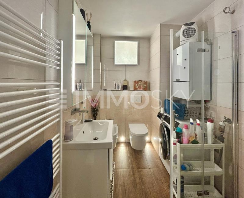 Badezimmer mit Dusche und Waschmaschinenanschluss  - 