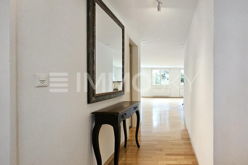 Stilvoller Eingangsbereich - 2.5 Zimmer Gartenwohnung in Thalwil