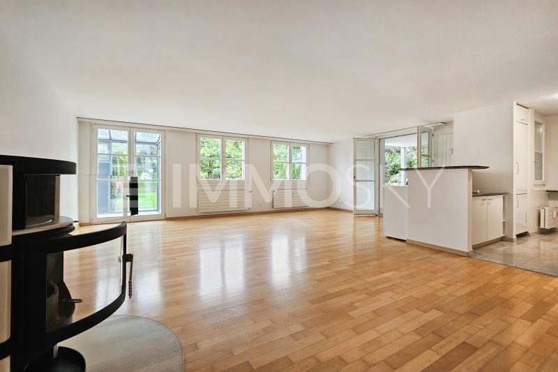 Licht, Wärme und Stil: Wohnbereich mit Schwedenofen - 2.5 Zimmer Gartenwohnung in Thalwil