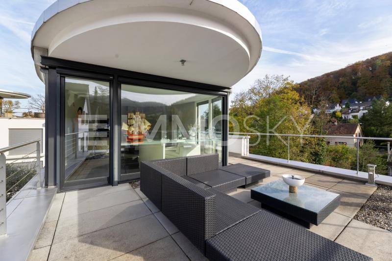 Die sonnige Dachterrasse verwöhnt mit einer traumhaften Aussicht und lädt zum Verweilen ein - 5.5 pièces Maison a Pratteln