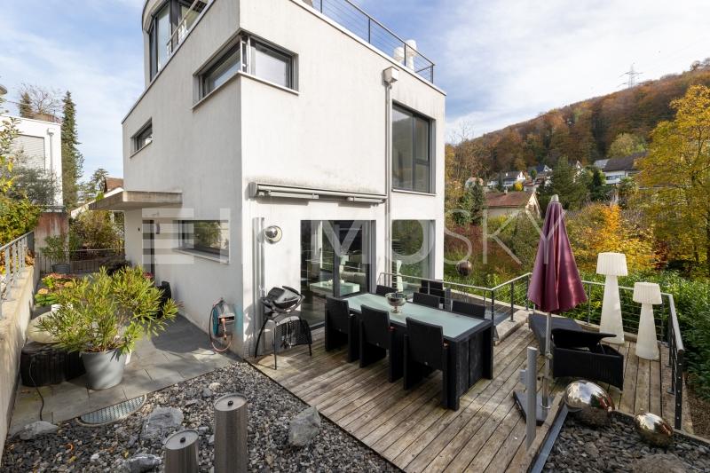 Der grosszügige, sonnige Garten bietet viel Platz für Erholung, Spiel und gesellige Stunden - 5.5 pièces Maison a Pratteln