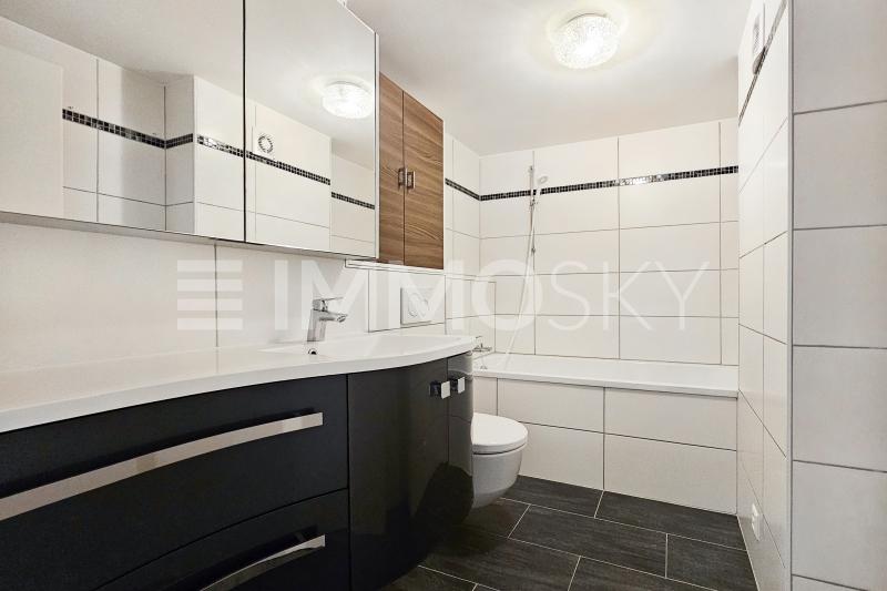 Spa-Erlebnis in der eleganten Nasszelle mit Wanne - 2.5 Zimmer Gartenwohnung in Thalwil