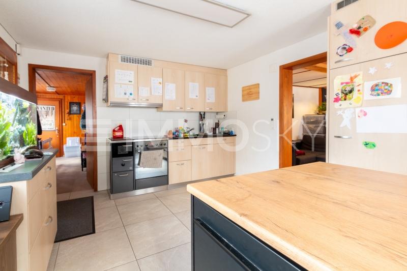 Hier macht das Kochen Spass - 4.5 Zimmer Doppeleinfamilienhaus in Oberstocken