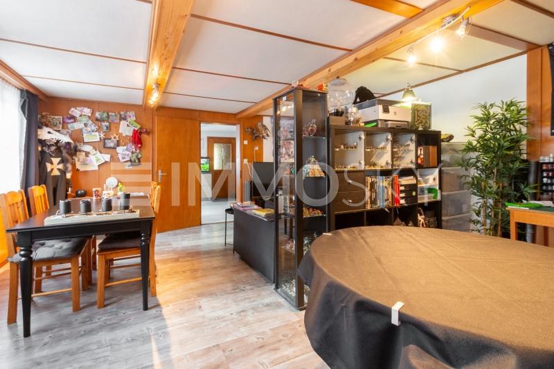 Geräumiges Ess- und Wohnzimmer - 4.5 Zimmer Doppeleinfamilienhaus in Oberstocken