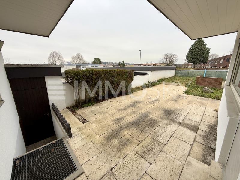 Große Terrasse mit Zugang zur Garage - 