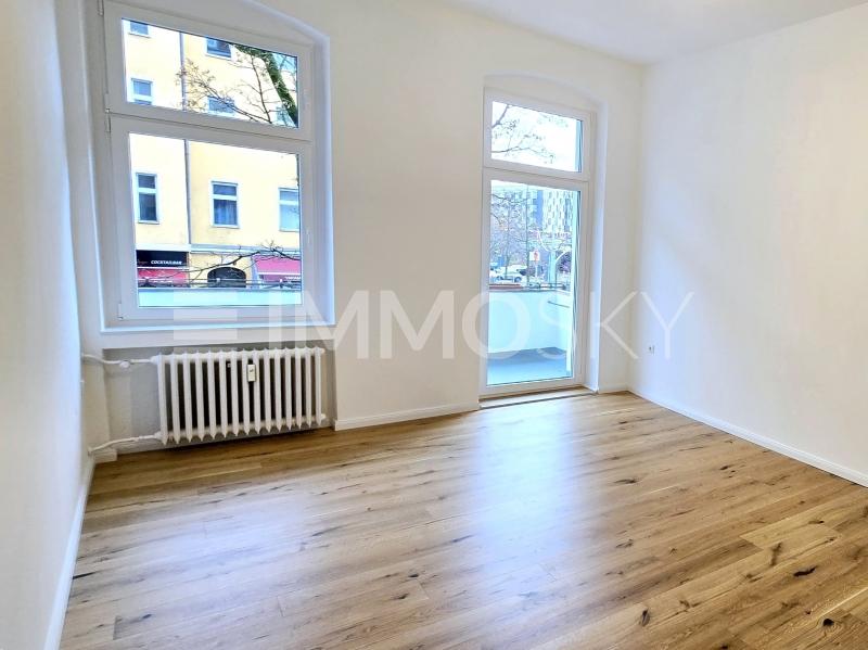 Helles Wohnzimmer mit Balkon - 
