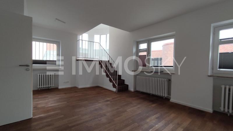 Wohnzimmer mit Aufgang zum Turm - 