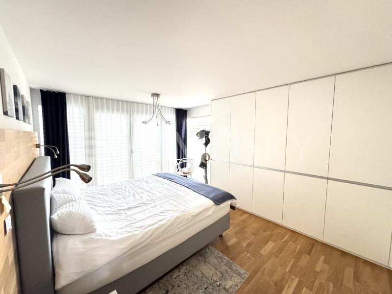 Hauptschlafzimmer mit praktischem Einbauschrank - 6.5 pièces Maison a Mörschwil