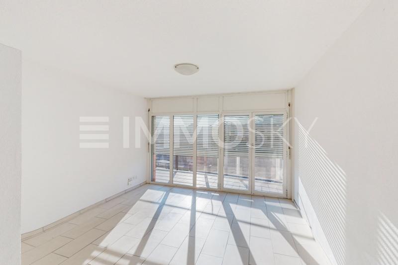 Soggiorno soleggiato con accesso al balcone - 3.5 stanze Appartamento a Balerna