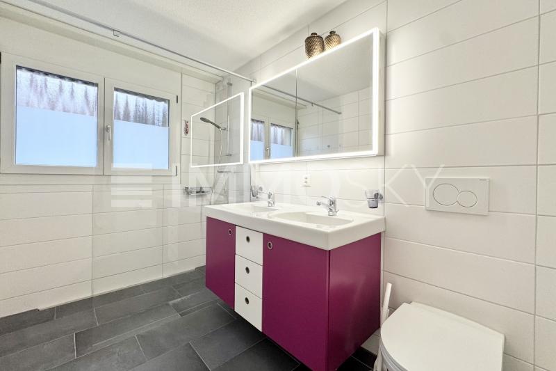 Salle d eau avec douche à l italienne - 6.5 pièces Appartement a Brügg BE