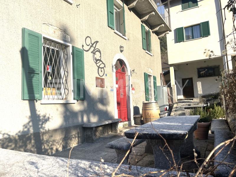Entrata principale con ulteriori posti a sedere - 7.5 stanze Ristorante a Claro