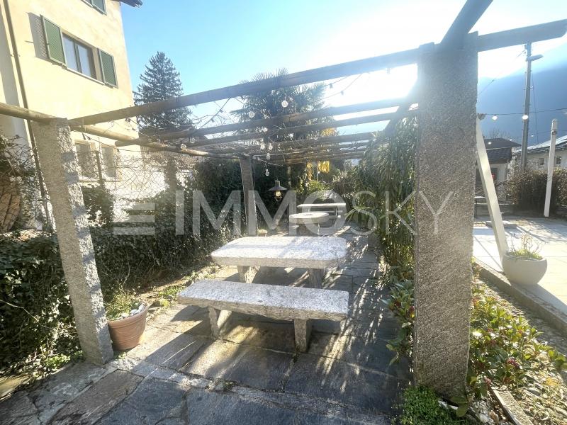 Ampio pergolato soleggiato - 7.5 stanze Ristorante a Claro