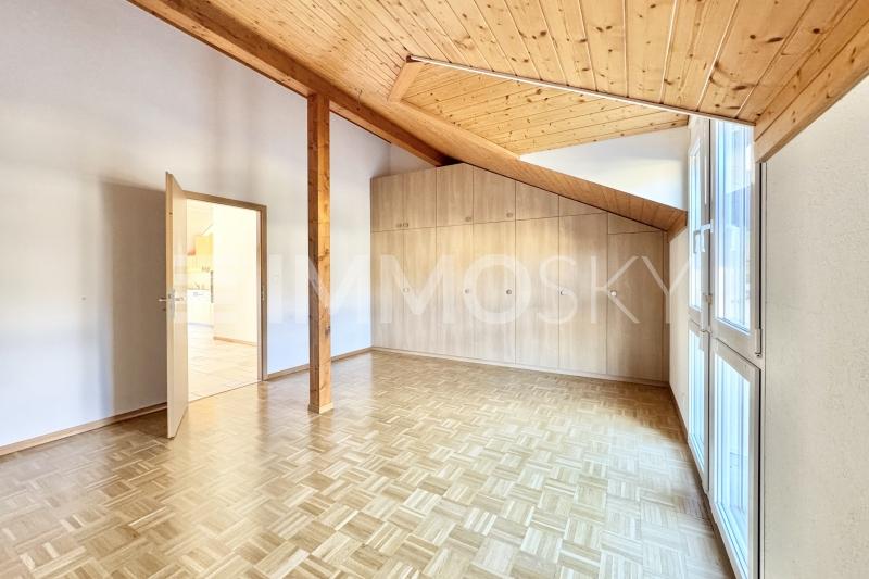 Chambre à coucher avec armoires murales - 4.5 pièces Appartement en attique a Corcelles NE