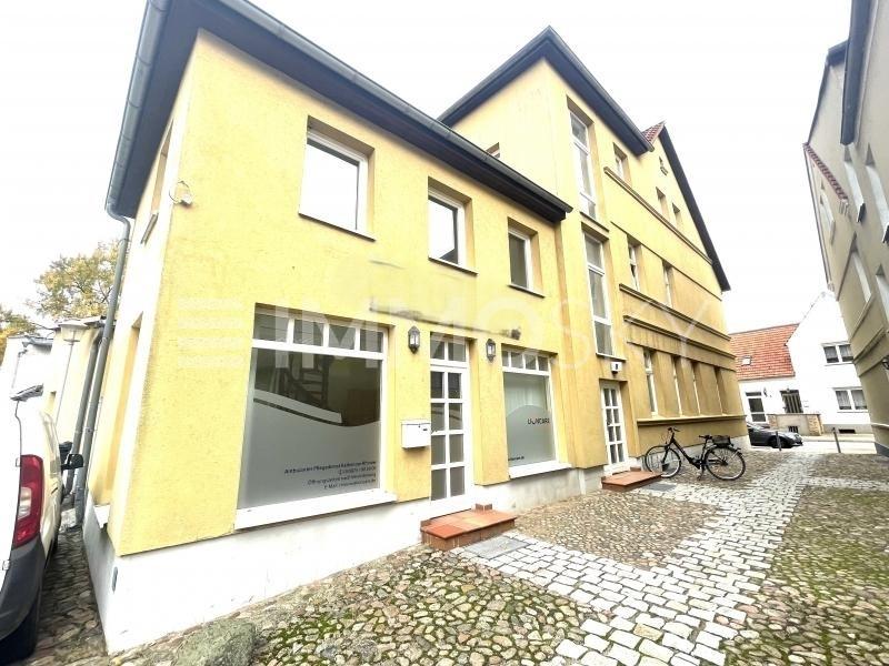 Hauseingang mit Gewerbe - 