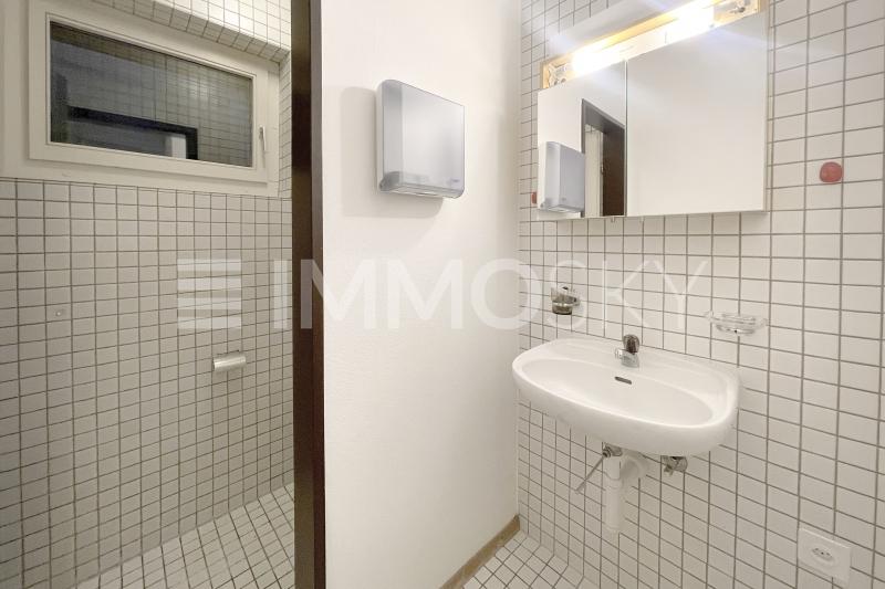 Funktionales WC - 2 Zimmer Büro in Tafers