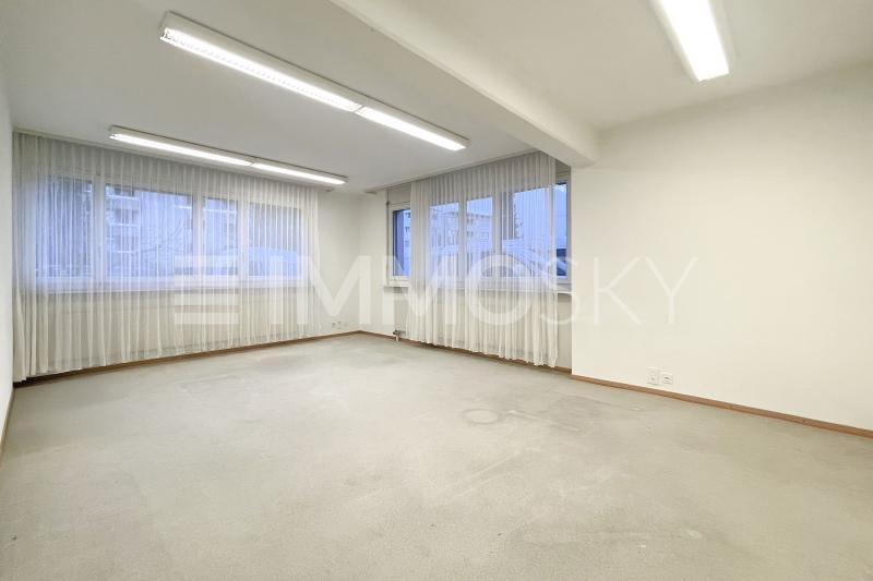 Geräumiger Besprechungsraum - 2 Zimmer Büro in Tafers