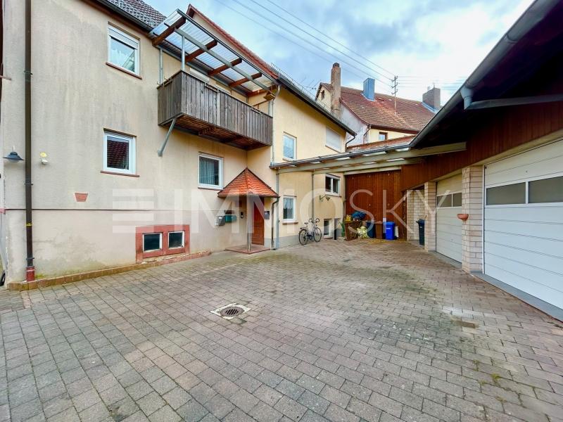 HOF mit 2 Garagen  - 