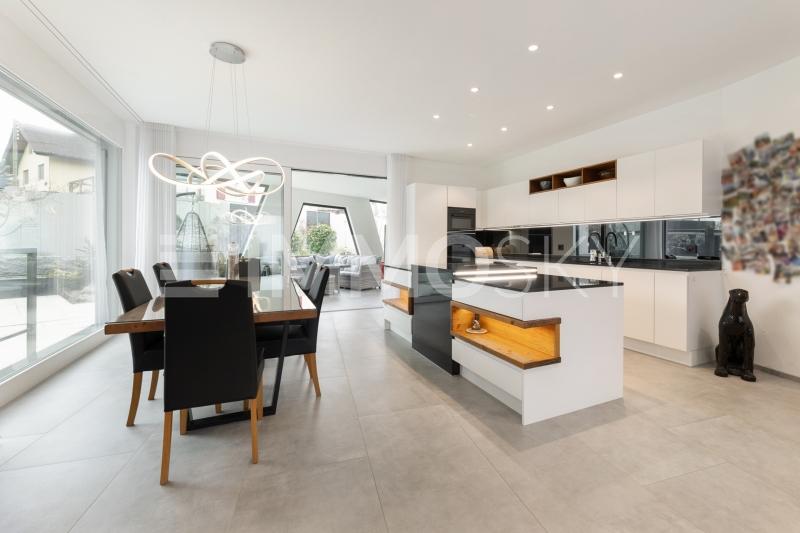 Essen mit Blick zum Pool - 7.5 Zimmer Villa in Strengelbach