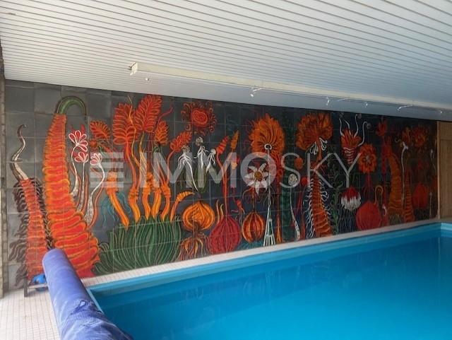 Schwimmbad mit kunstvollen, handgefertigten Fliesen - 