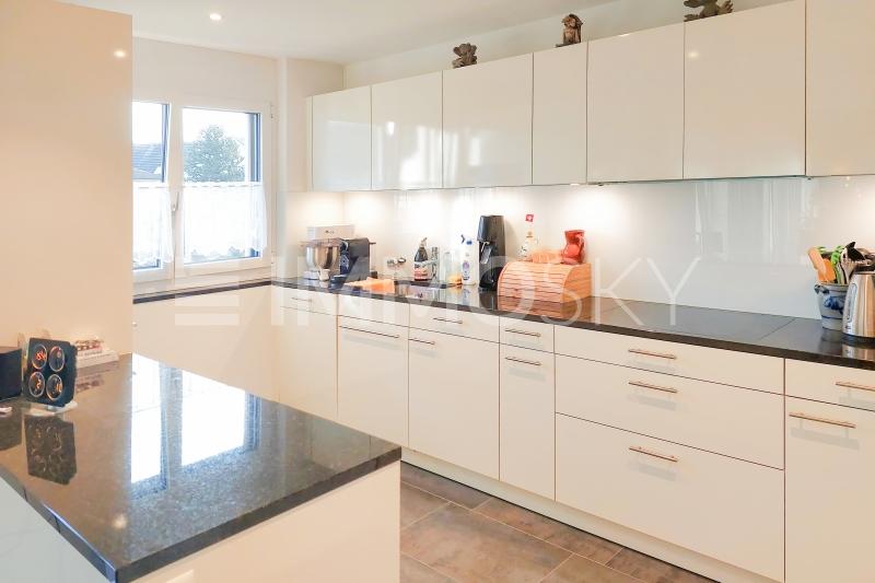 Moderne, offene Küche – perfekt integriert ins Wohnzimmer - 3.5 Zimmer Wohnung in Zufikon