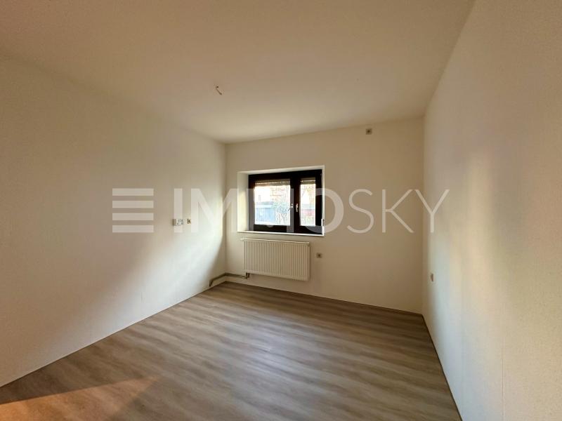 Schlafzimmer mit schönem Laminat in Holzoptik - 