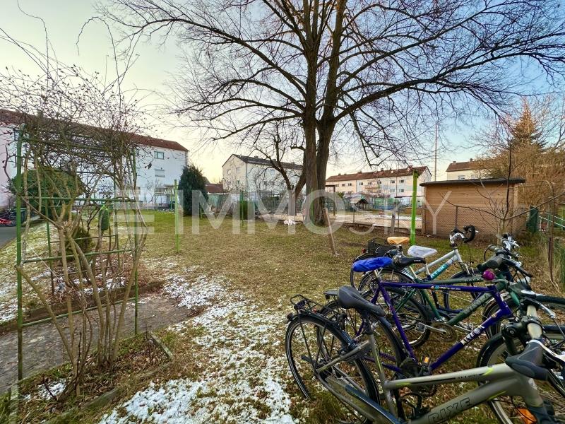 Grünflächen mit Spielplatz - 
