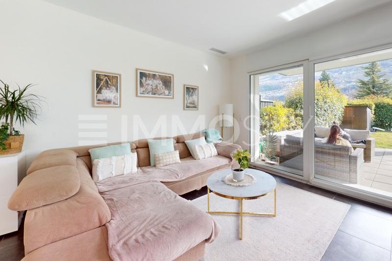 Salon ouvert sur un grand jardin avec terrasse - 4.5 pièces Appartement en rez-de-chaussée a Sion