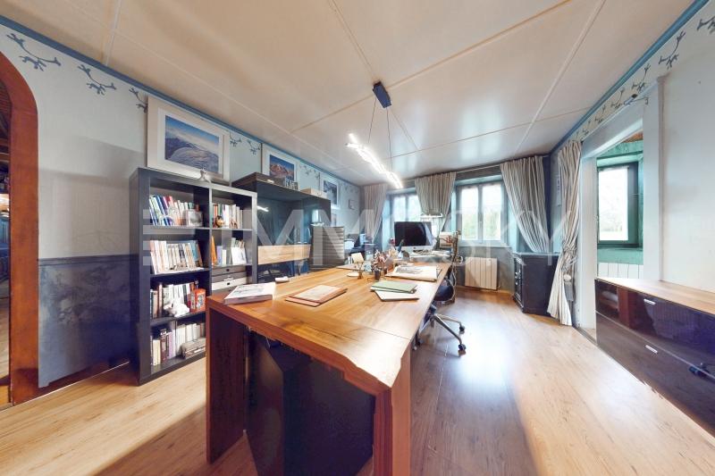 Bureaux spacieux - 9 pièces Maison individuelle a Curtilles