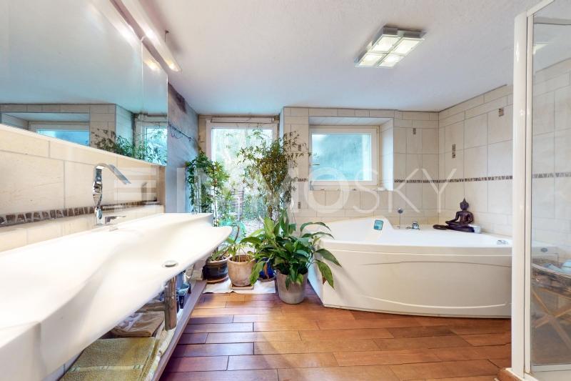 Salle de bains avec douche-baignoire - 9 pièces Maison individuelle a Curtilles