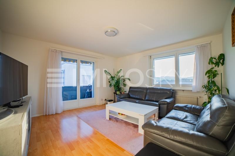 Heller Wohnbereich mit direktem Zugang zum Balkon - 4.5 Zimmer Etagenwohnung in Pratteln