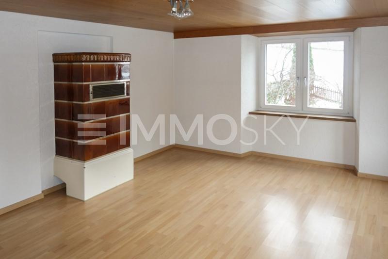 Wohnzimmer 1. OG (vorderer Hausteil) - 20 Zimmer Mehrfamilienhaus in Schwanden GL