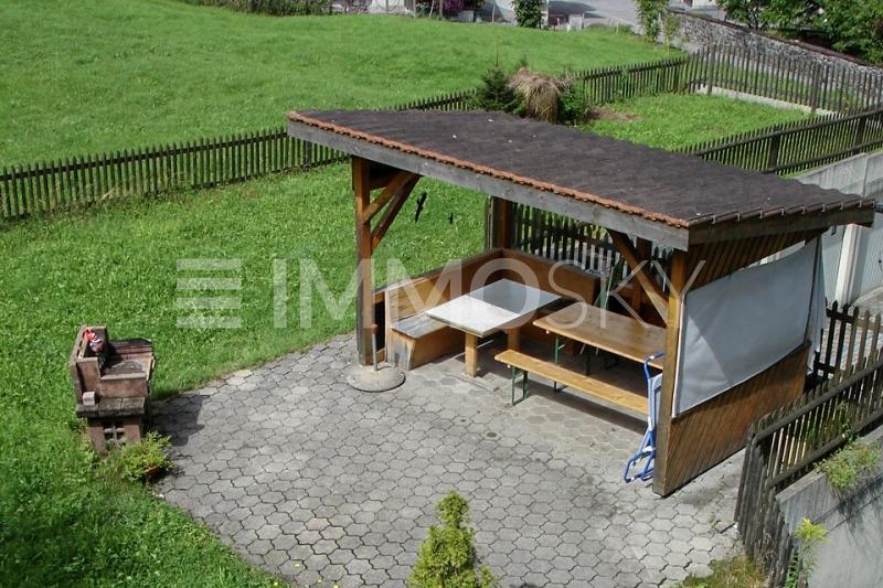 Gartensitzplatz - 20 Zimmer Mehrfamilienhaus in Schwanden GL