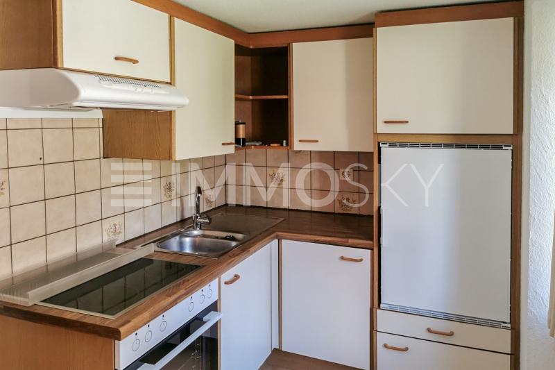 Küche EG West (hinterer Hausteil) - 20 Zimmer Mehrfamilienhaus in Schwanden GL