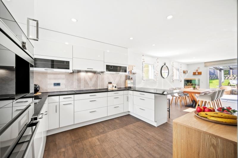 Cuisine moderne ouverte sur le séjour - 4.5 pièces Maison individuelle a Farvagny