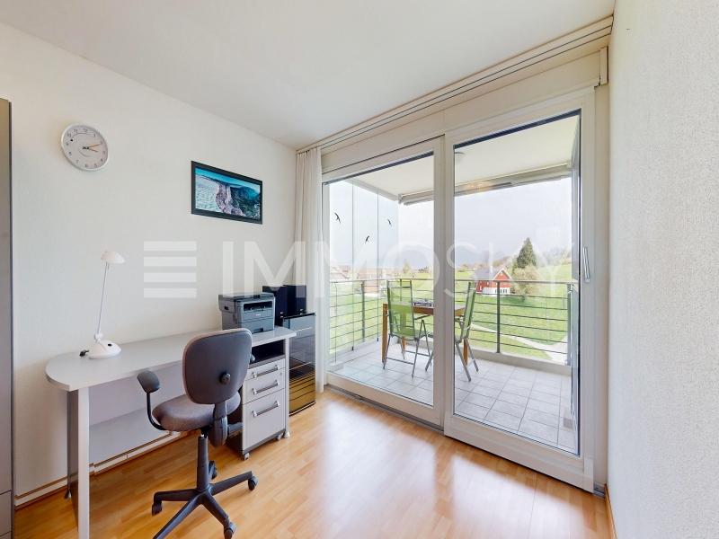 Büro oder Kinderzimmer mit Ausgang auf den Balkon - 4.5 Zimmer Etagenwohnung in Obernau