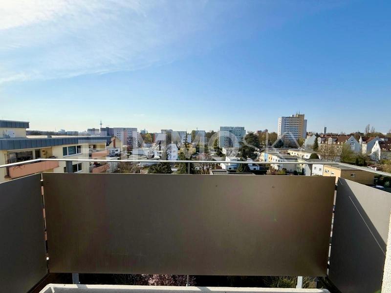 Balkon mit Aussicht auf Skyline - 
