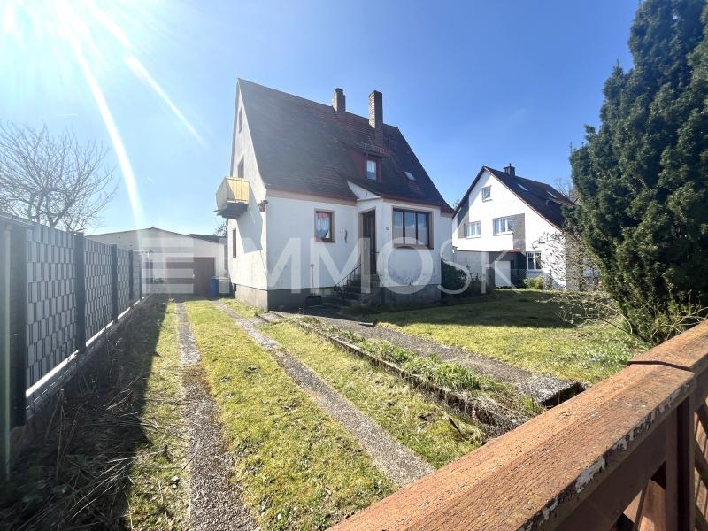 Haus mit großer Einfahrt - 