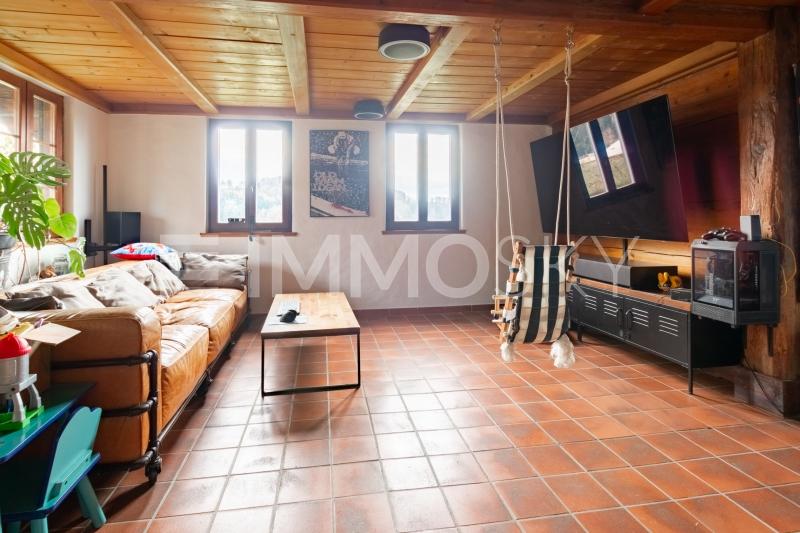 Ein Teil des Wohnzimmers - 4.5 Zimmer Gartenwohnung in Albligen