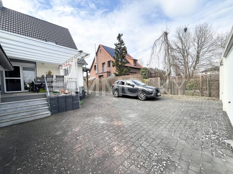 Hinteransicht, Einfahrt - 