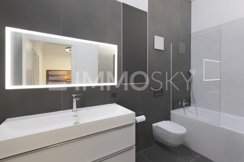Salle de bains avec baignoire / douche - 3.5 pièces Duplex a Estavayer le Lac
