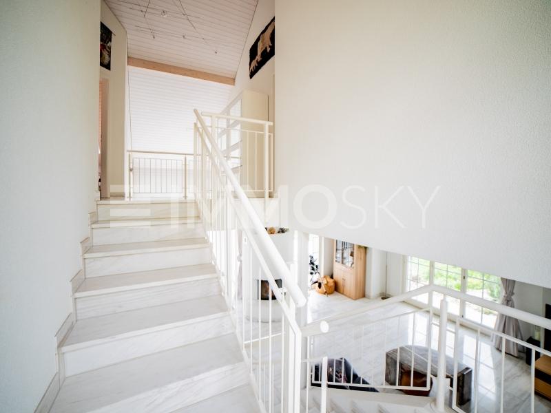 Schöne Treppen in die Schlafbereiche - 6.5 rooms One-family house in Oberbözberg
