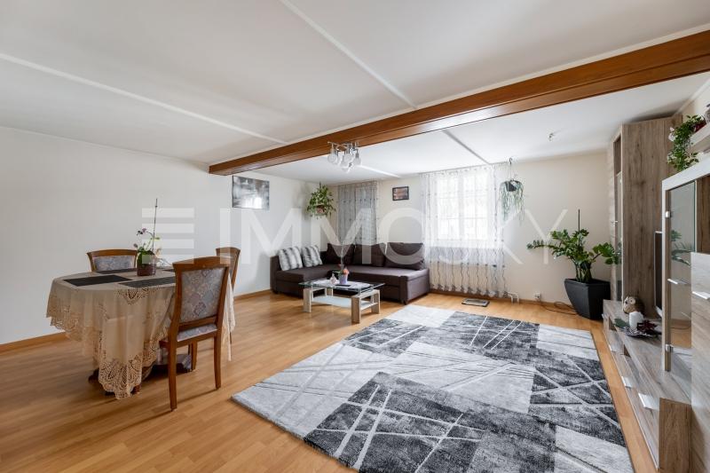 Wohnzimmer in der Dachgeschosswohnung - 15 Zimmer Wohn- und Geschäftshaus in Lütisburg