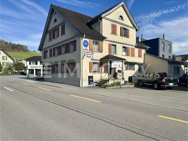 Zentral mit genügend Parkplätze - 15 Zimmer Wohn- und Geschäftshaus in Lütisburg