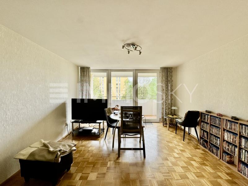 Großzügiges Wohnzimmer - 