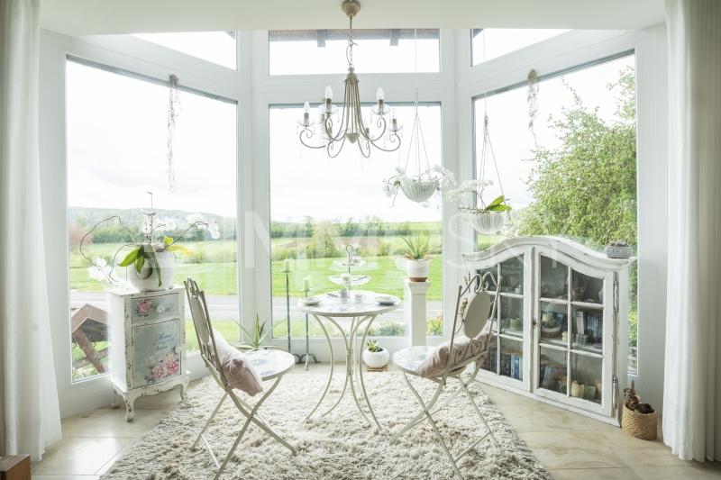 Panoramafenster bieten viel Tageslicht - 5.5 Zimmer Haus in Remigen