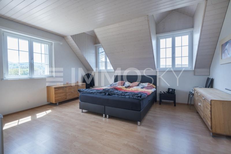 Weitläufiges Elternschlafzimmer mit Zugang zum Ankleidezimmer - 5.5 Zimmer Haus in Uezwil