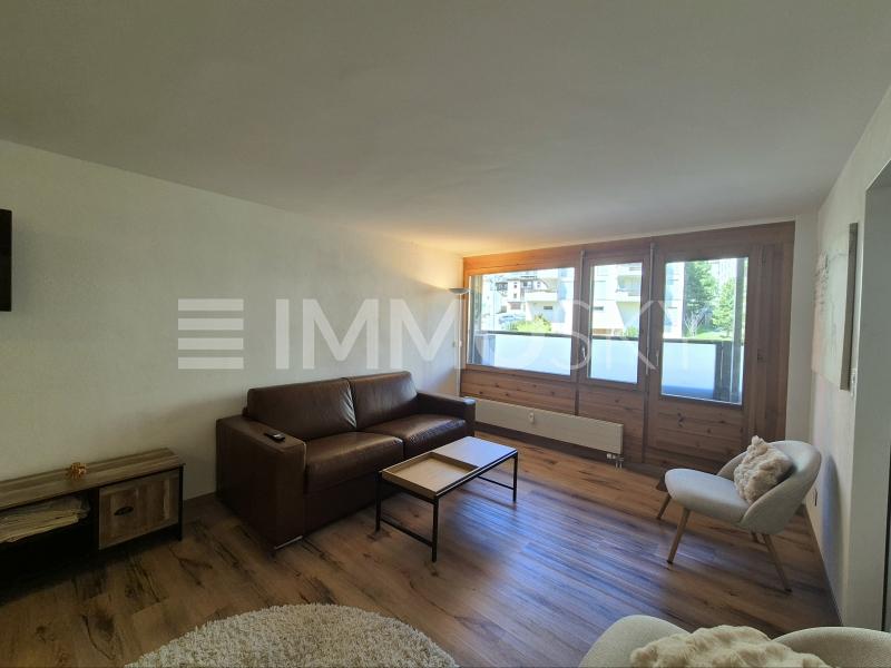 Wohnzimmer mit direktem Zugang zum Balkon - 2.5 pièces Appartement a Davos Dorf