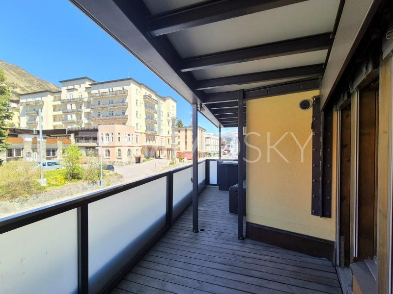 Geräumiger, überdachter Balkon mit Bergblick - 2.5 pièces Appartement a Davos Dorf