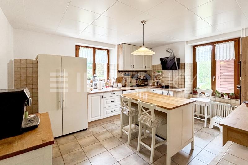 Cuisine spacieuse, 5.5 pces - 10 rooms Two-family house in Noiraigue