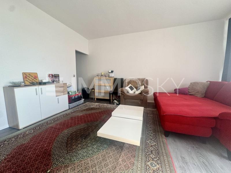 Wohnzimmer und die Küche links - 